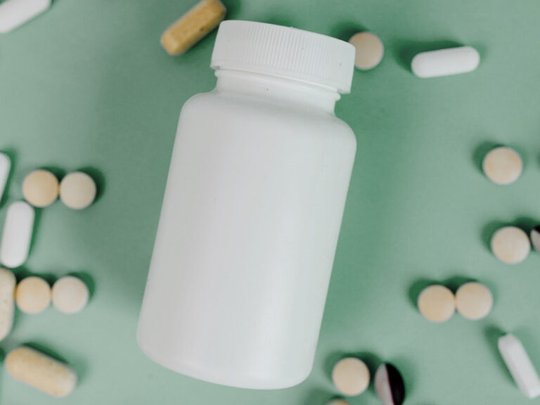 Jak wybór opakowań farmaceutycznych wpływa na jakość leków i suplementów?